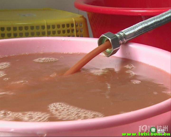 每天洗澡，您知道热水器有多脏吗？！