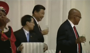 最新动图~！有一种爱叫做习大大和彭麻麻！超有爱！