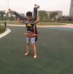 “啊！我的小鱼干…….啊！ 我的肉丸子……”