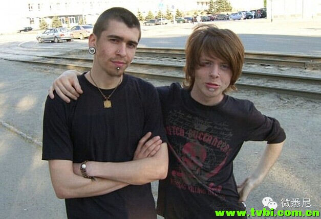 【醉了】有小伙纸非常喜欢澳洲鸭嘴兽。。于是他花了N年时间把自己改造成酱紫。。 ...