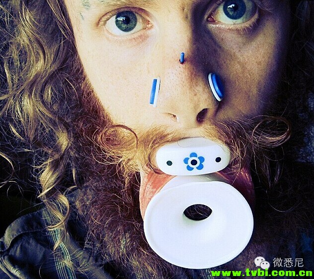 【醉了】有小伙纸非常喜欢澳洲鸭嘴兽。。于是他花了N年时间把自己改造成酱紫。。 ...