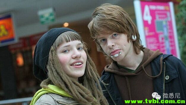 【醉了】有小伙纸非常喜欢澳洲鸭嘴兽。。于是他花了N年时间把自己改造成酱紫。。 ...